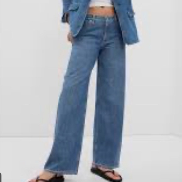 GAP Denim - GAP low rise stride wide leg jeans, frayed edges, medium wash, size 6P